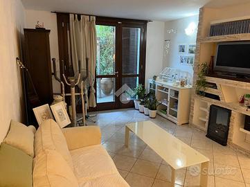 VILLA A SCHIERA A ALTOPASCIO