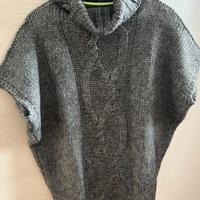 Maglione smanicato a collo alto