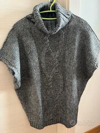 Maglione smanicato a collo alto