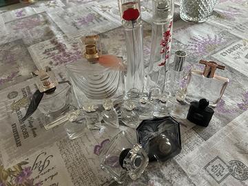 Bottiglie vuote di profumi