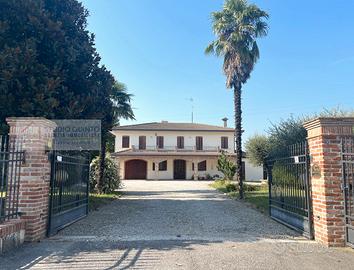 Villa singola con 16.000 mq. di terreno