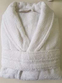 Accappatoi di diversi modelli e colori