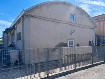 PE 122 Capannone con corte ristrutturato