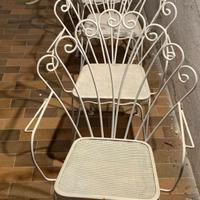 tavolo con quattro poltroncine in ferro