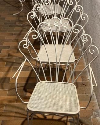 tavolo con quattro poltroncine in ferro