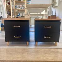 Coppia di comodini neri con maniglie vintage