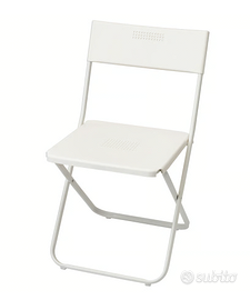 Due sedie da giardino bianche