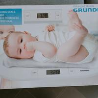 Bilancia pesa neonato