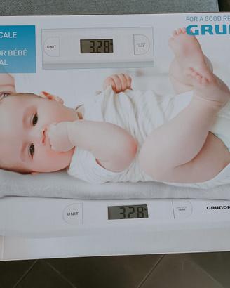 Bilancia pesa neonato