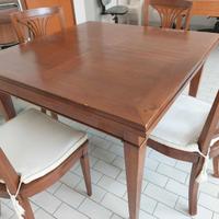 tavolo in legno in stile classico estendibile.
