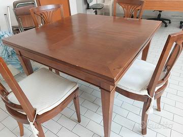 tavolo in legno in stile classico estendibile.