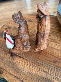 Coppia di statuette decorative in legno del 1983
