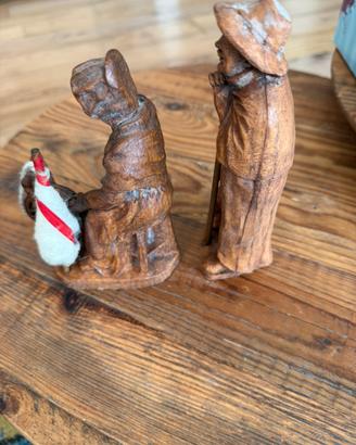 Coppia di statuette decorative in legno del 1983