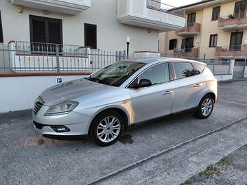 Lancia Delta con gancio di traino estraibile