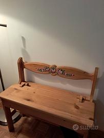 panchina in pino decorata