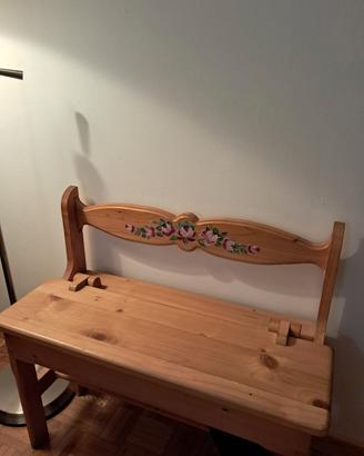 panchina in pino decorata