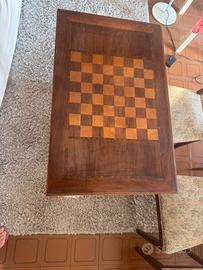 Tavolino da gioco in legno con scacchiera
