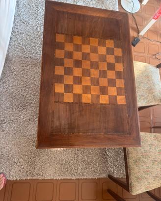 Tavolino da gioco in legno con scacchiera