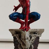 action figure di Spiderman su Gargoyle 