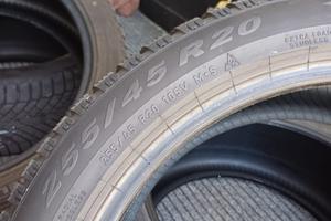 Gomme invernli Pirelli 255/45 raggio 20  winter