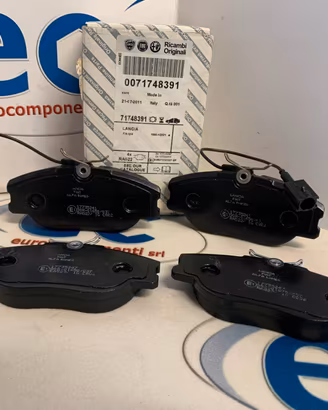 71748391 SERIE PASTIGLIE FRENO : LANCIA KAPPA - AL