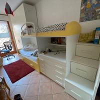 letto a castello con armadi e scrivania
