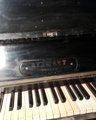Pianoforte d'epoca a parete