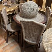 Tavolo in rattan con 4 sedie.