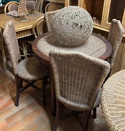 Tavolo in rattan con 4 sedie.