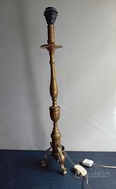 Vecchio candeliere tipo liturgico in ottone