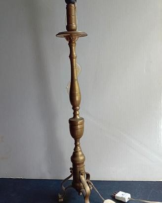 Vecchio candeliere tipo liturgico in ottone
