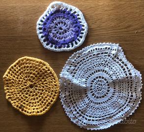 Centrini ricamati a mano