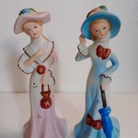 Due Dame in abito Rosa & Azzurro in Ceramica 