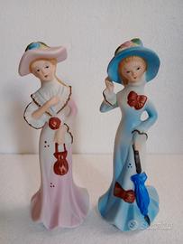 Due Dame in abito Rosa & Azzurro in Ceramica 