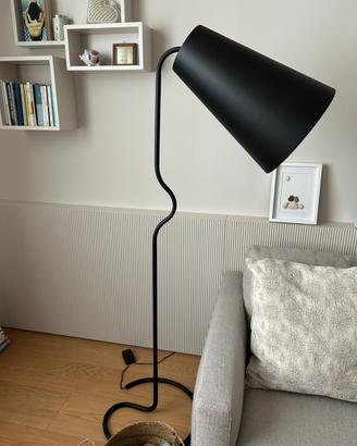 Lampada da terra design nera Bender di Northern