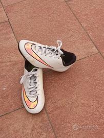 SCARPE CALCIO NIKE n. 35,5 complete di parastinchi