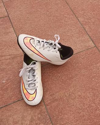 SCARPE CALCIO NIKE n. 35,5 complete di parastinchi