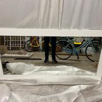 Specchio molato con cornice bianca