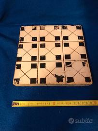 mattonella antica in maiolica dipinta a mano