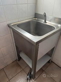 Lavandino in acciaio