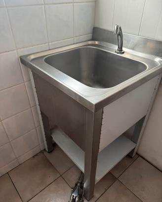 Lavandino in acciaio