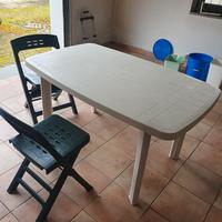 tavolo e sedie da giardino