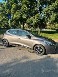 Renault Clio grigia