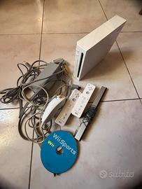Nintendo Wii console con 2 controller e Wii Sports