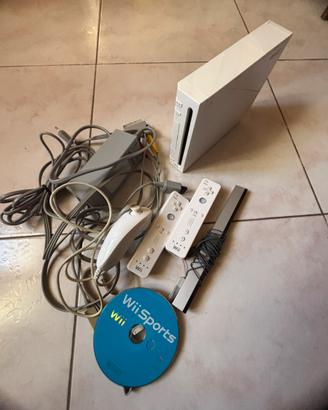 Nintendo Wii console con 2 controller e Wii Sports