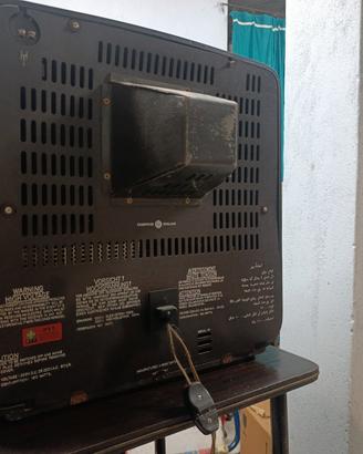 televisore e mobiletto