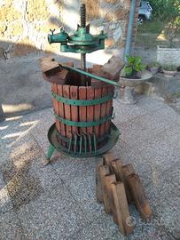 Torchio per uva e tramoggia pigia grappoli