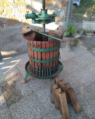 Torchio per uva e tramoggia pigia grappoli