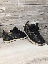 scarpa sportiva unica e numerata di serie.