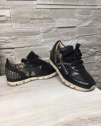 scarpa sportiva unica e numerata di serie.